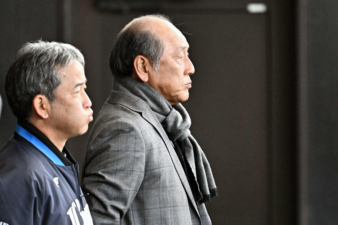 ブルペンを視察する渡辺氏（右）（撮影・滝沢徹郎）