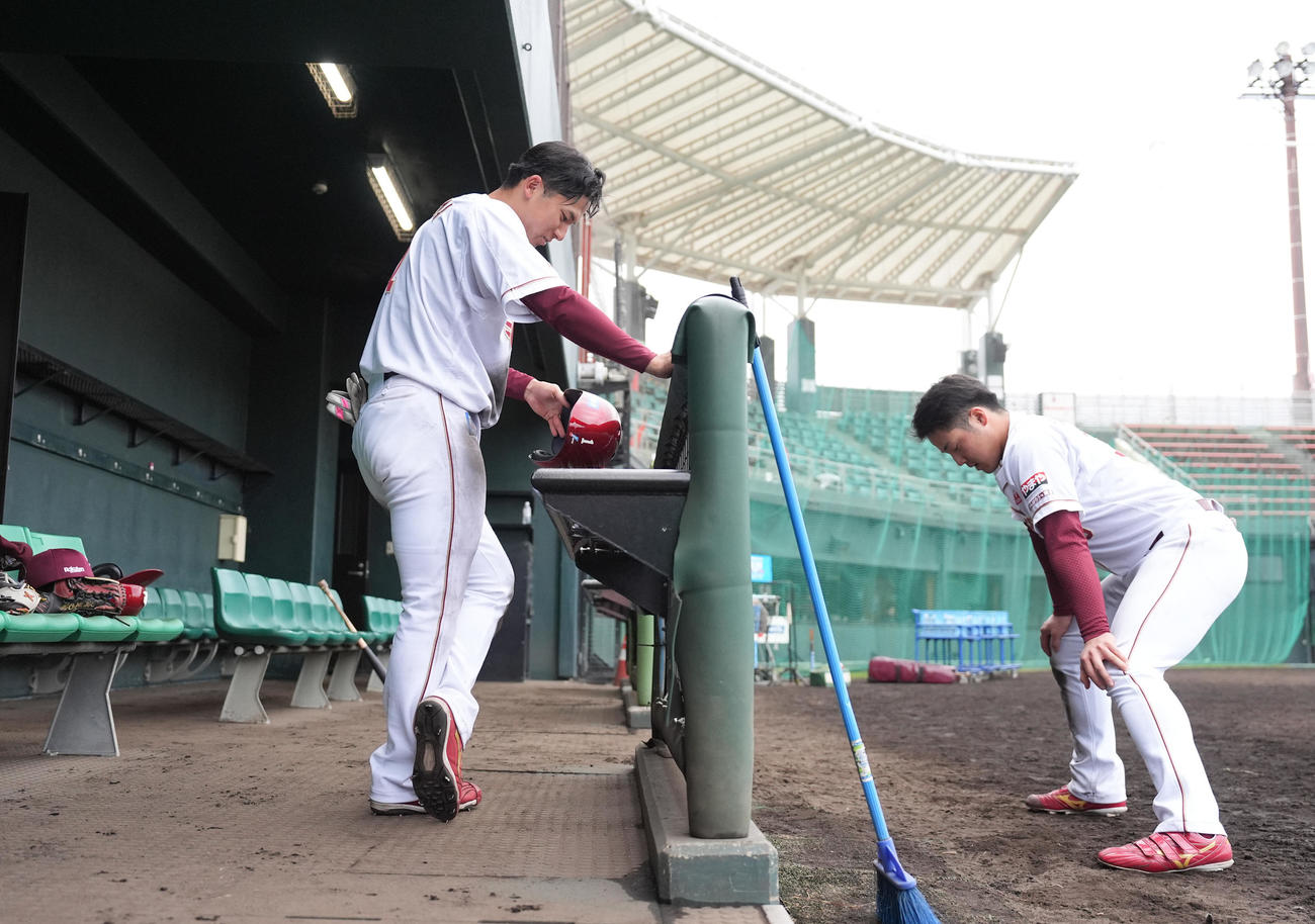練習を終え話す、楽天宗山（左）と吉納（撮影・鈴木みどり）
