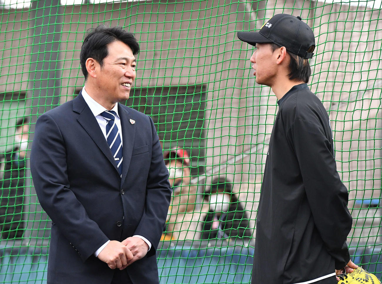 ソフトバンクのキャンプ地を訪問し、大津（右）と話す侍ジャパン井端監督（撮影・岩下翔太）
