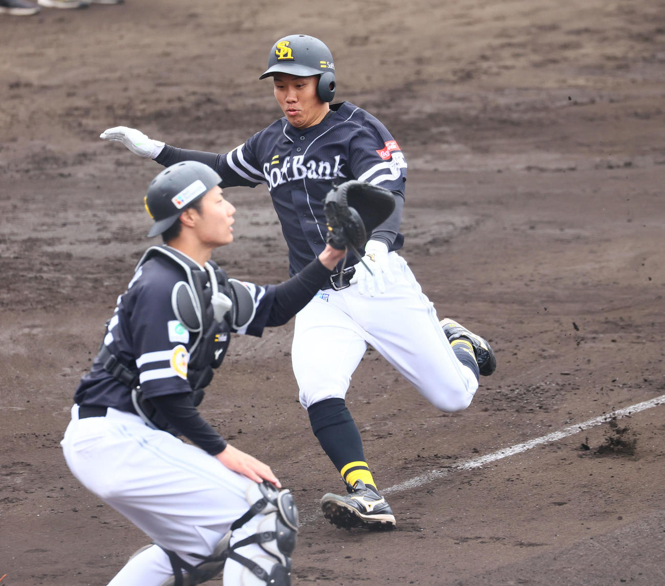 走塁練習をする海野、手前は渡辺（撮影・梅根麻紀）