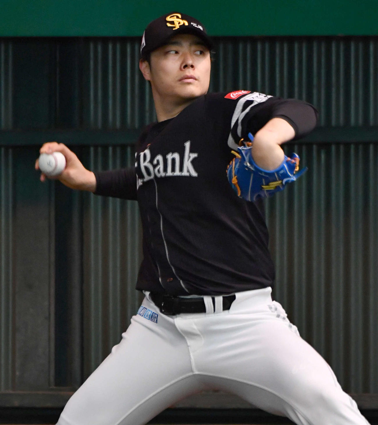 ブルペンで投げ込むソフトバンク松本裕（撮影・岩下翔太）