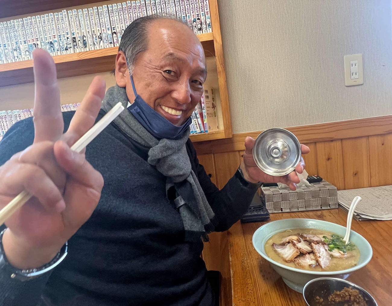 チャーシューメン（大）に迷わずにんにくだれを投入しようとする日刊スポーツ客員評論家・渡辺久信氏（撮影・金子真仁）