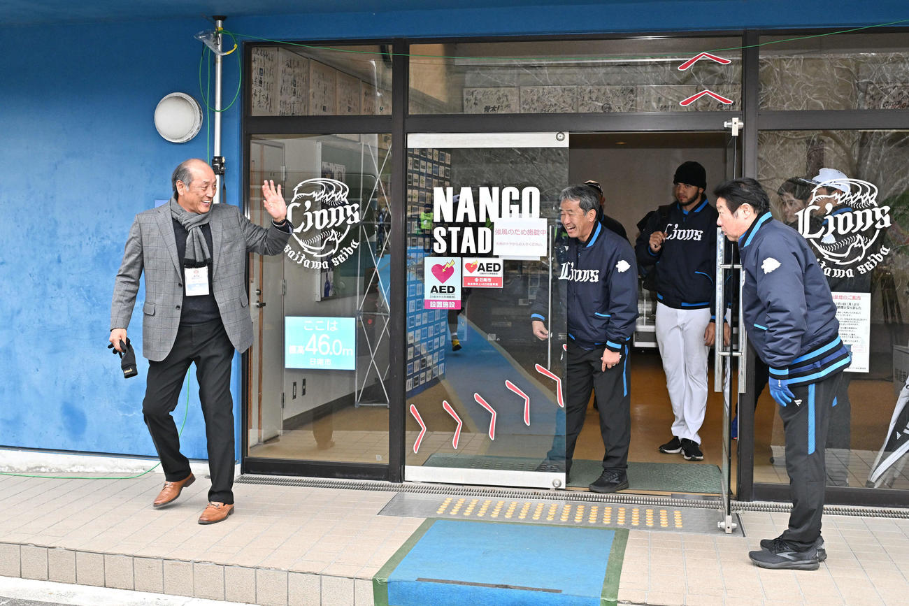 視察を終えた渡辺氏（左）はスタッフに手を振り南郷スタジアムを後にする（撮影・滝沢徹郎）