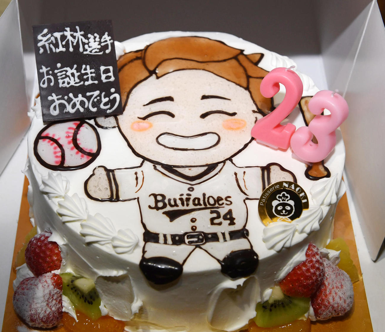 紅林に贈られた誕生日ケーキ（撮影・前岡正明）