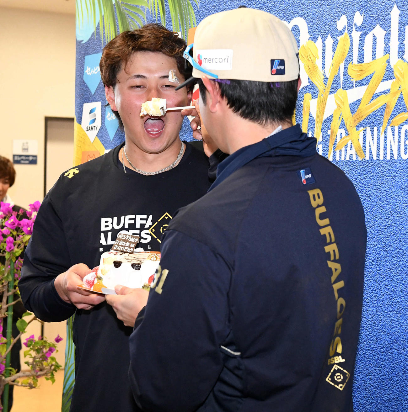 23歳の誕生日を迎えた紅林（左）は太田からケーキを食べさせてもらう（撮影・前岡正明）