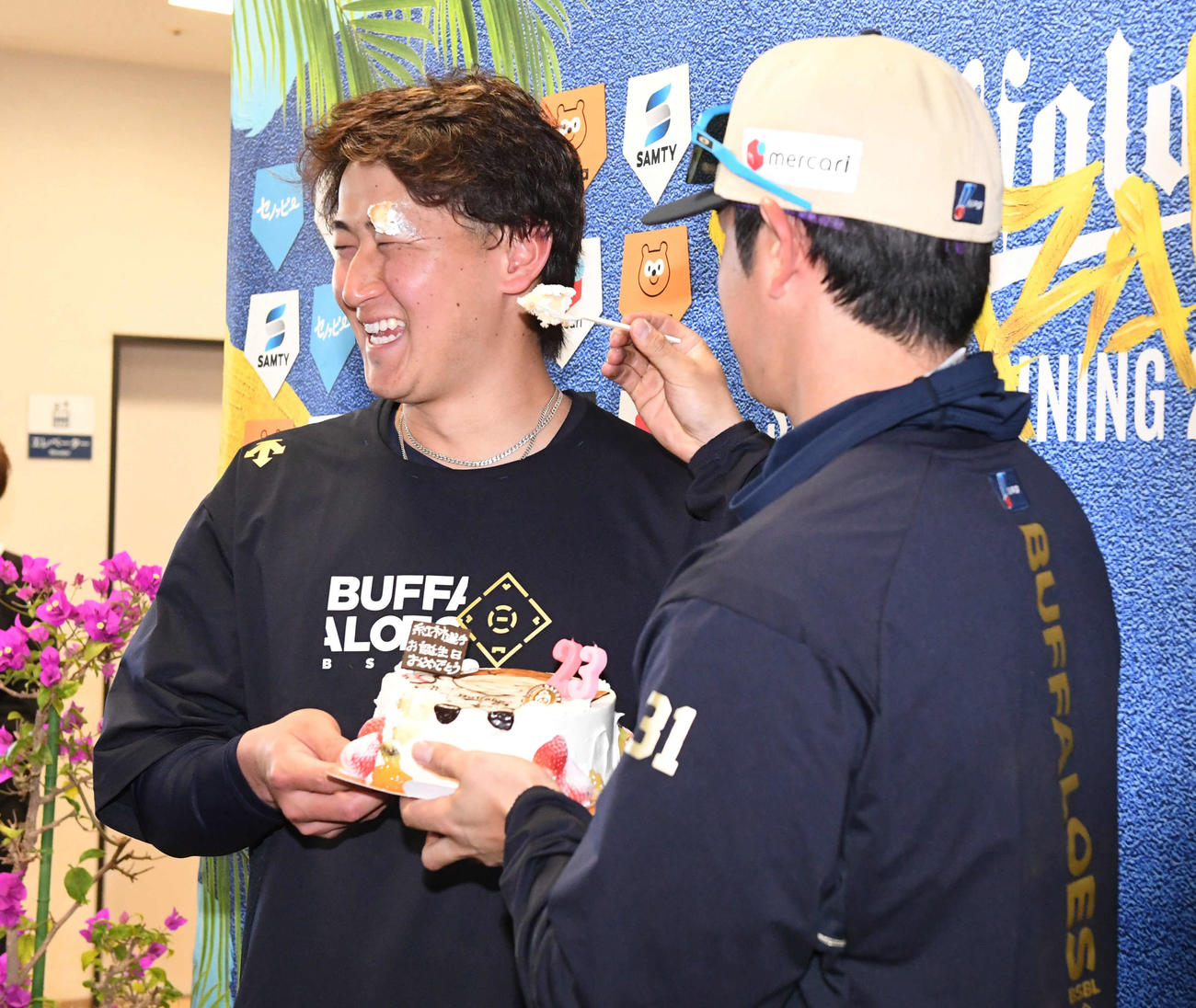 23歳の誕生日を迎えた紅林（左）は太田からケーキを食べさせてもらう（撮影・前岡正明）