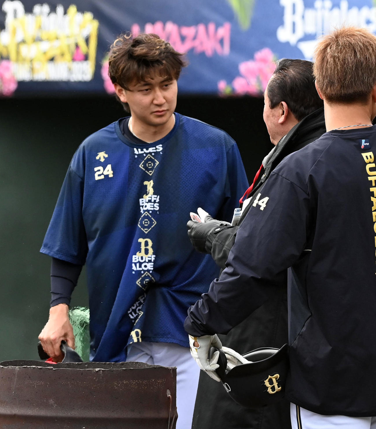 オリックスキャンプを訪れた本紙評論家の梨田昌孝氏（右）にあいさつする紅林（撮影・前岡正明）
