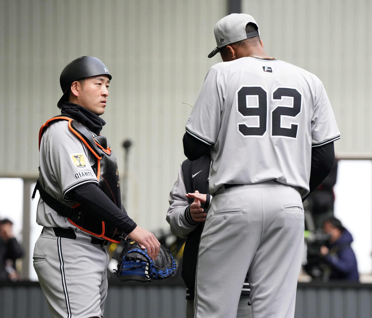マルティネス（右）の球を受けた巨人捕手の岸田（撮影・たえ見朱実）