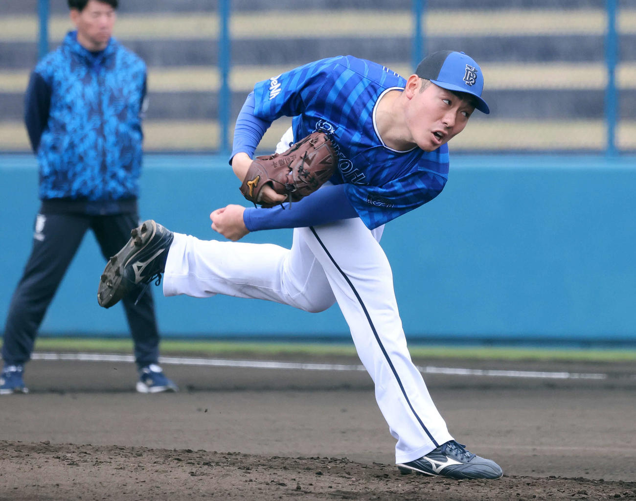 ライブBPで力投するDeNA庄司（撮影・鈴木正人）