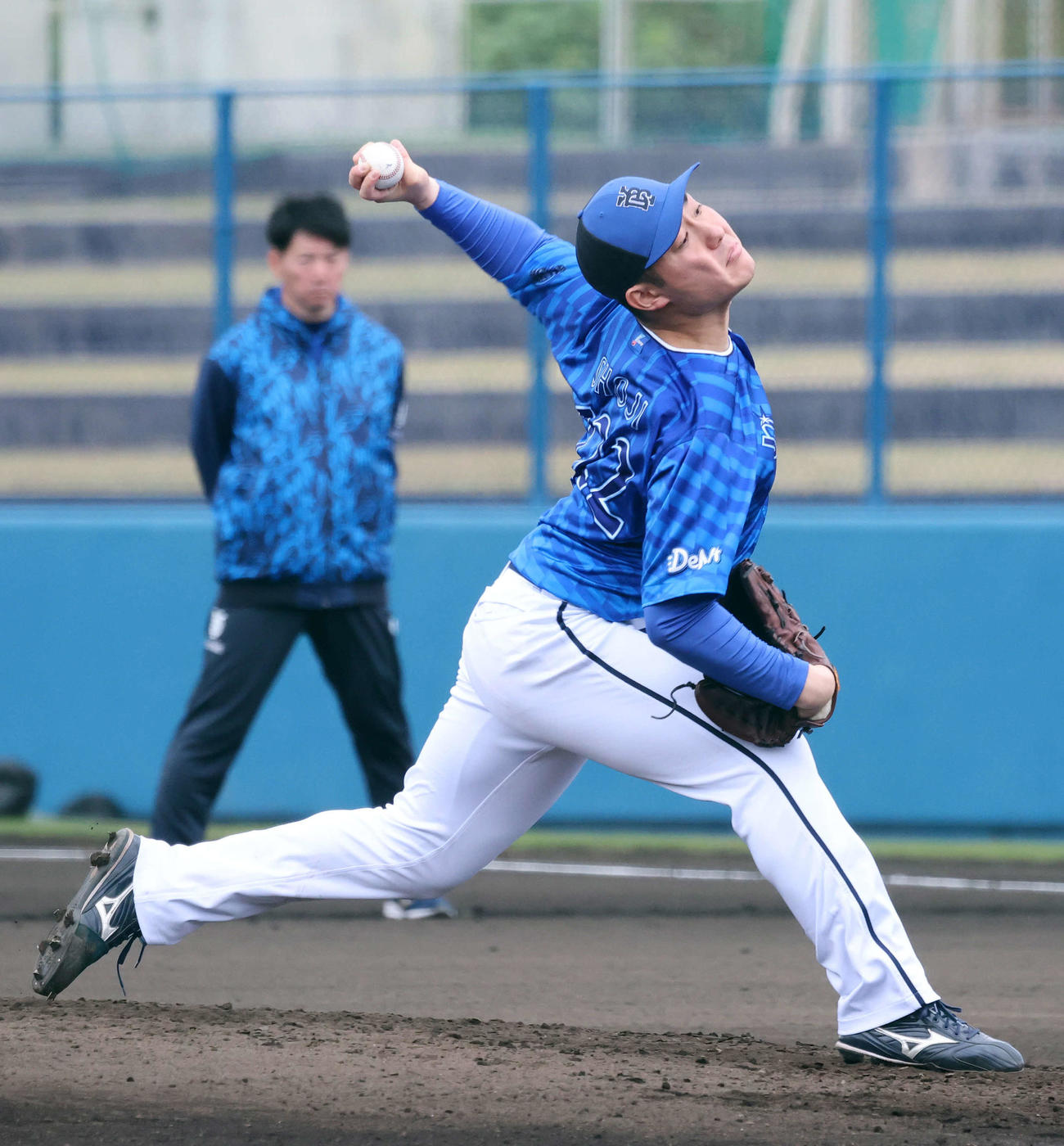 ライブBPで力投するDeNA庄司（撮影・鈴木正人）