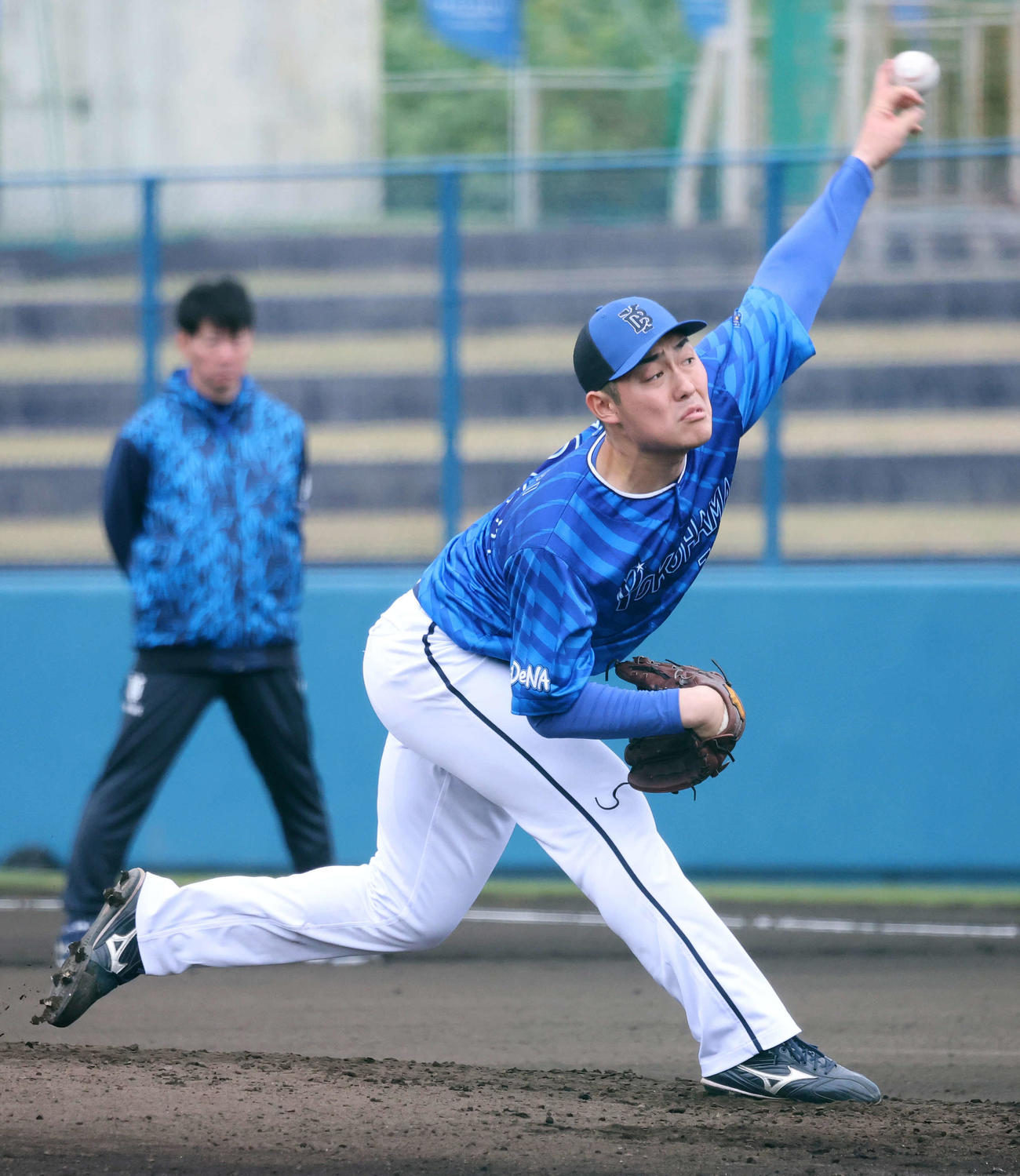 ライブBPで力投するDeNA庄司（撮影・鈴木正人）
