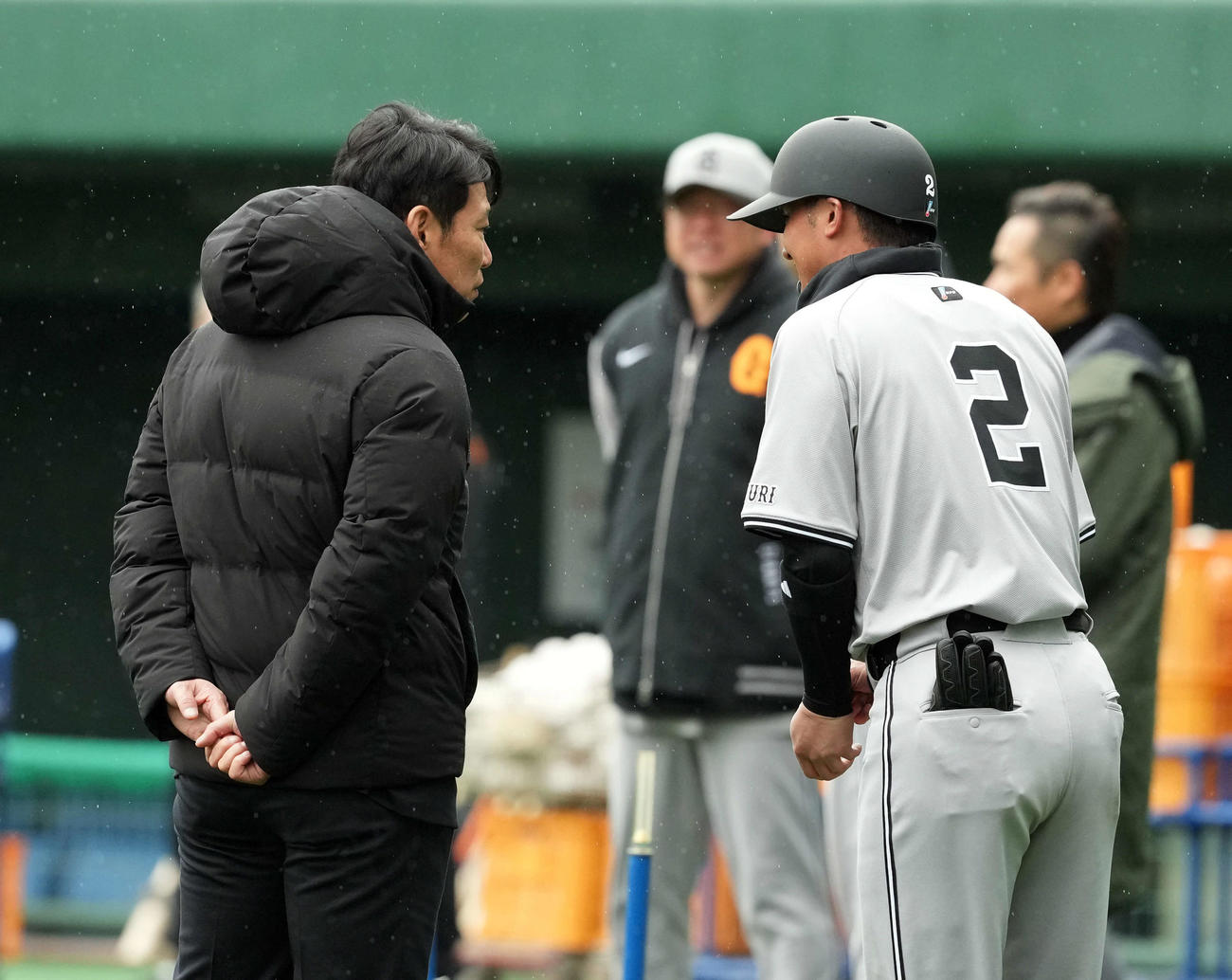 キャンプ視察に訪れ巨人吉川（右）と言葉を交わす侍ジャパンの井端監督（撮影・たえ見朱実）