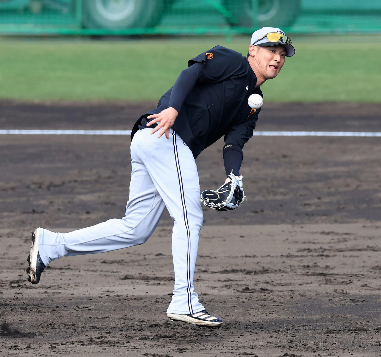 キャンプ6日目、ノックで二塁送球する巨人吉川（撮影・浅見桂子）