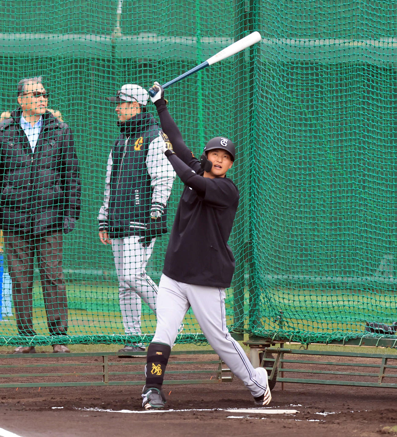 キャンプ6日目、フリー打撃する巨人吉川（撮影・浅見桂子）