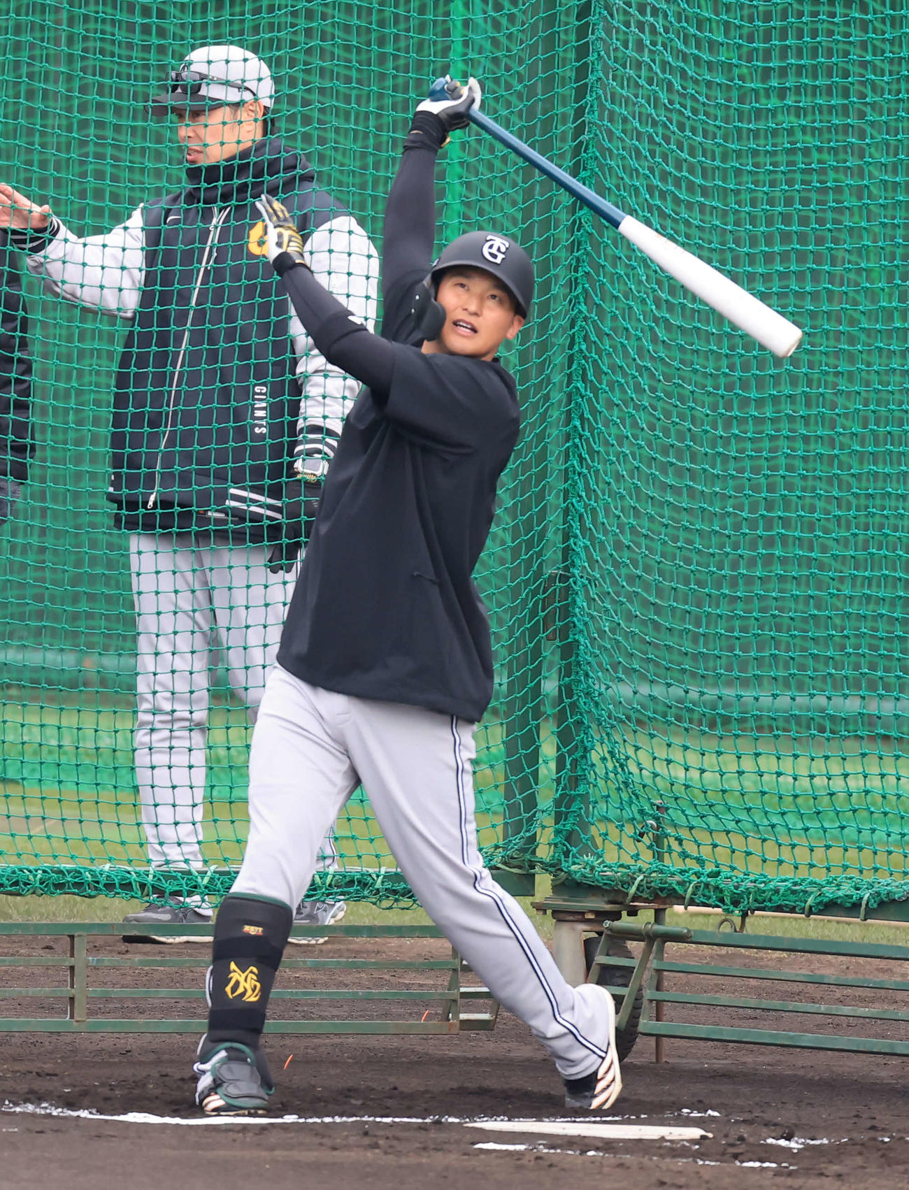 キャンプ6日目、フリー打撃する巨人吉川（撮影・浅見桂子）