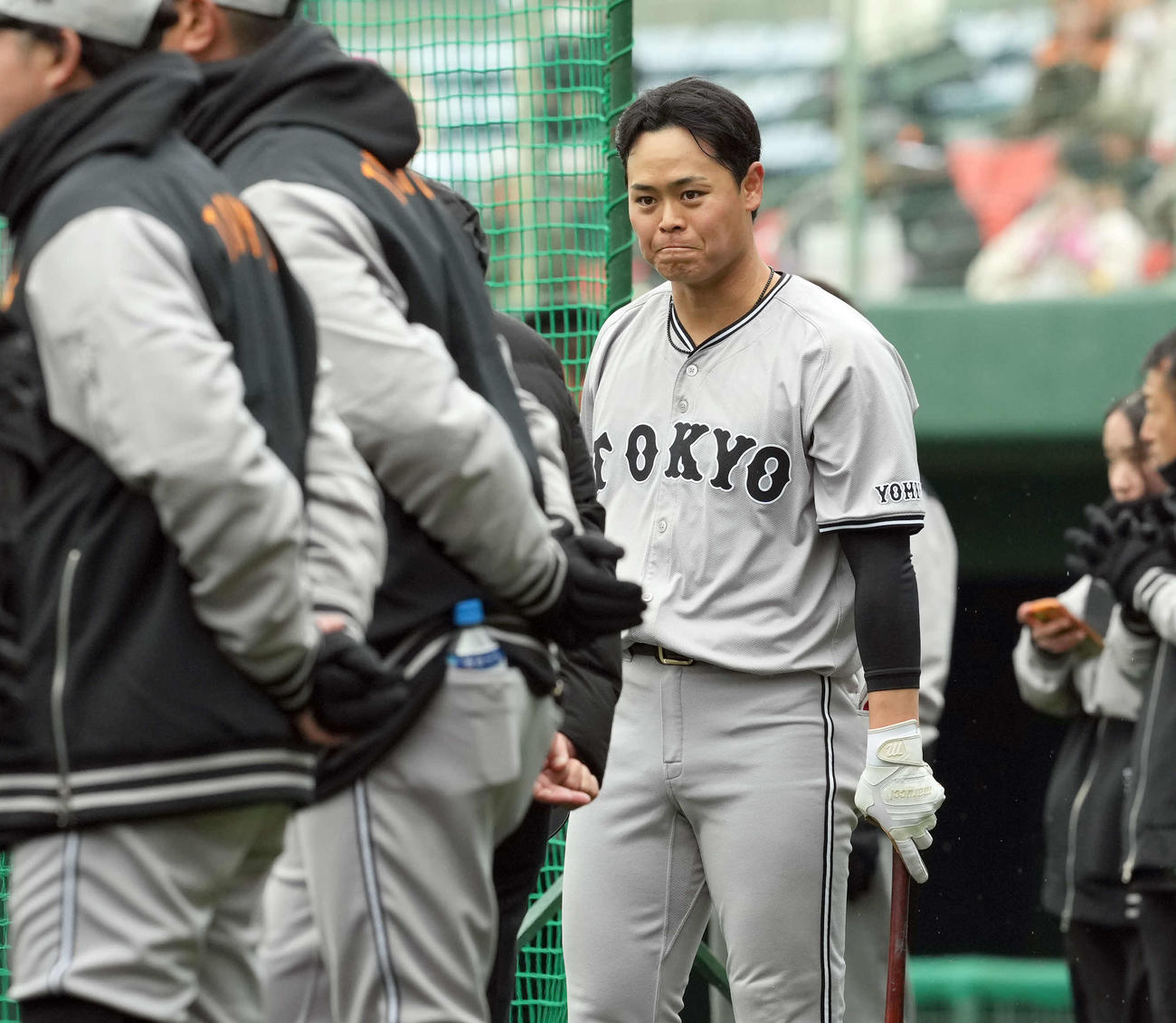 キャンプ視察に訪れた侍ジャパンの井端監督にあいさつをする巨人中山（撮影・たえ見朱実）