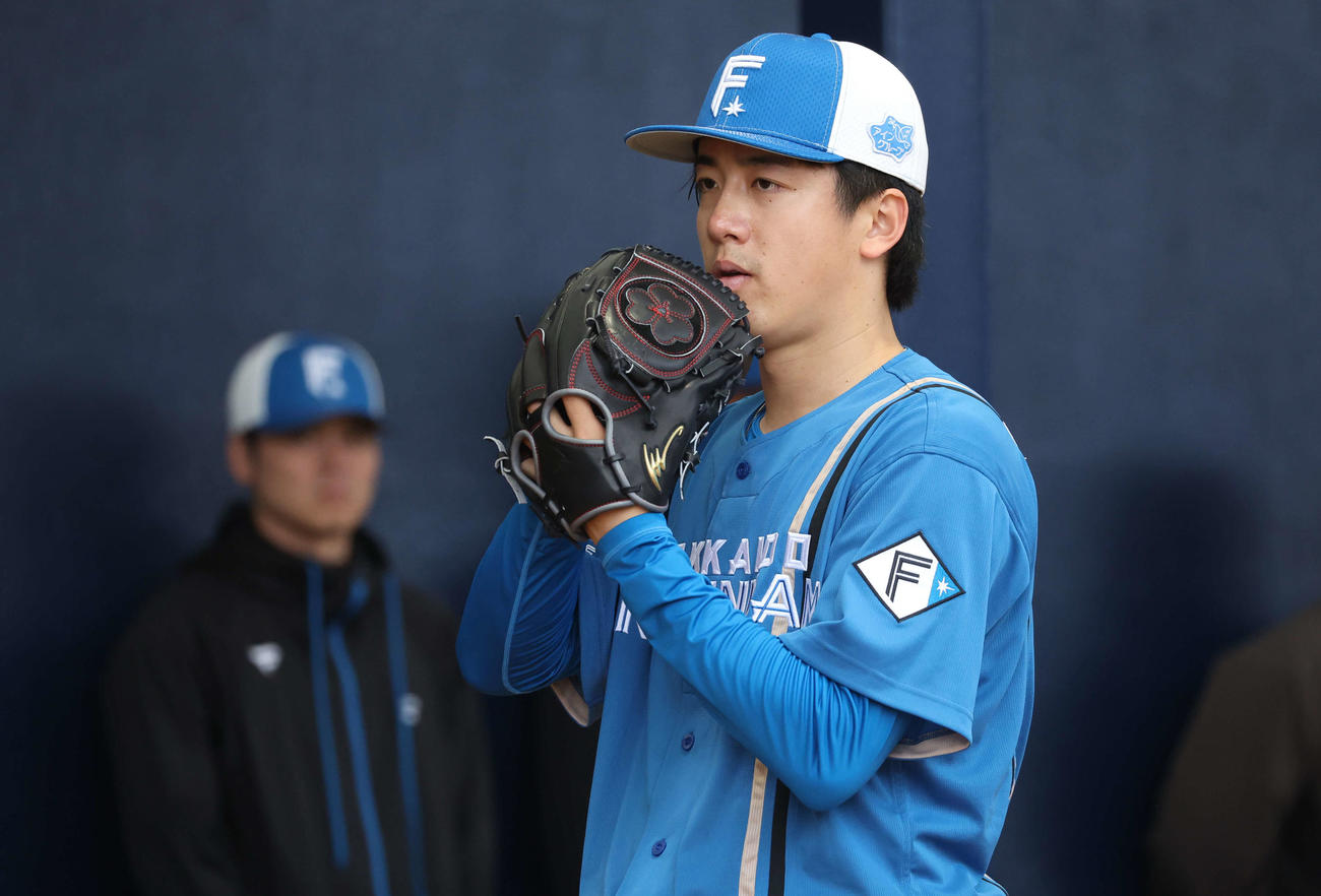 ブルペンで投球する日本ハム北山（撮影・黒川智章）