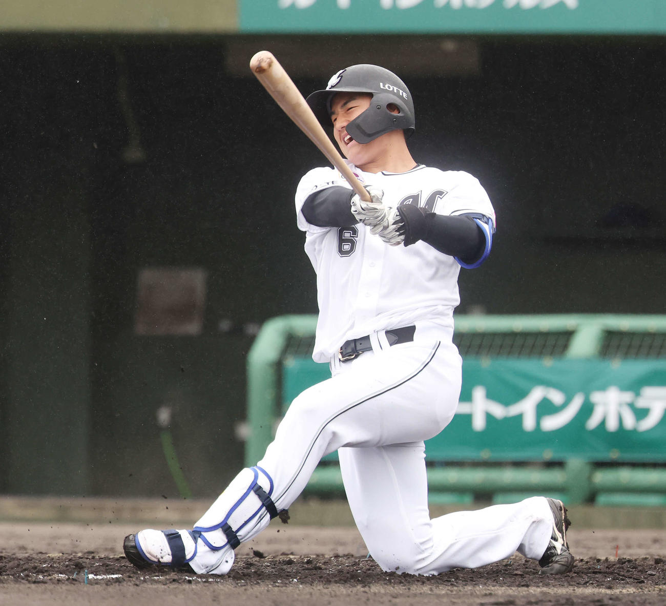 ライブBPで膝をつきながらスイングするロッテ西川（撮影・宮地輝）