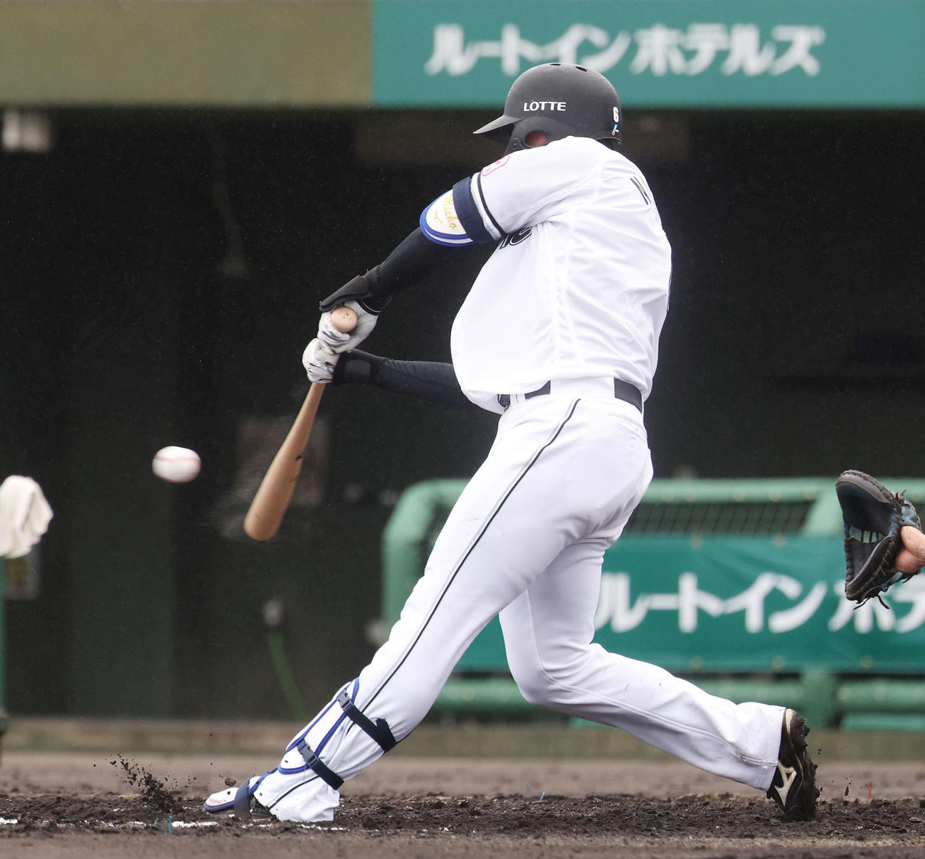 ライブBPで右前打を放つロッテ西川（撮影・宮地輝）