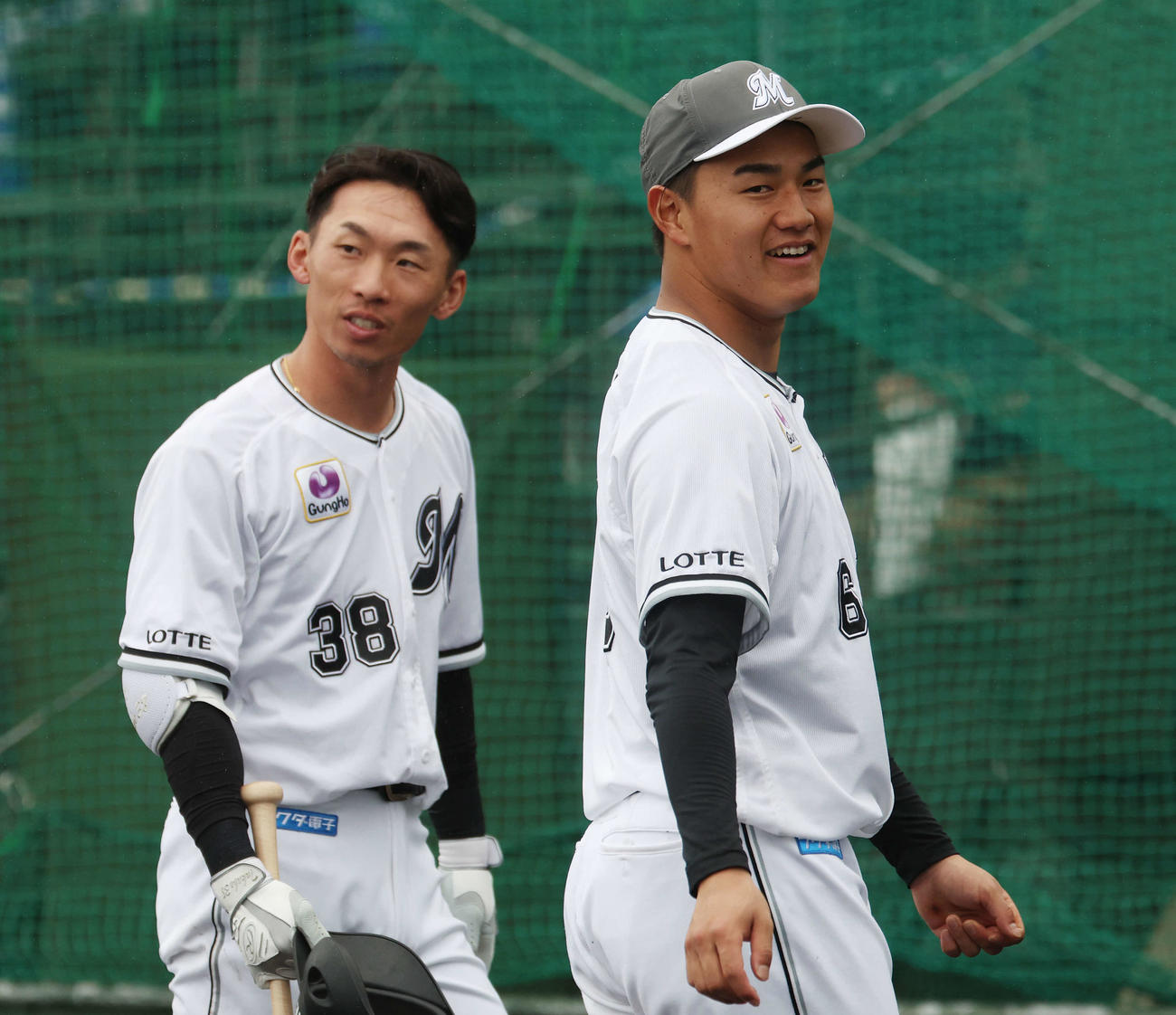 ライブBPを終えたロッテ高部（左）と西川（撮影・宮地輝）