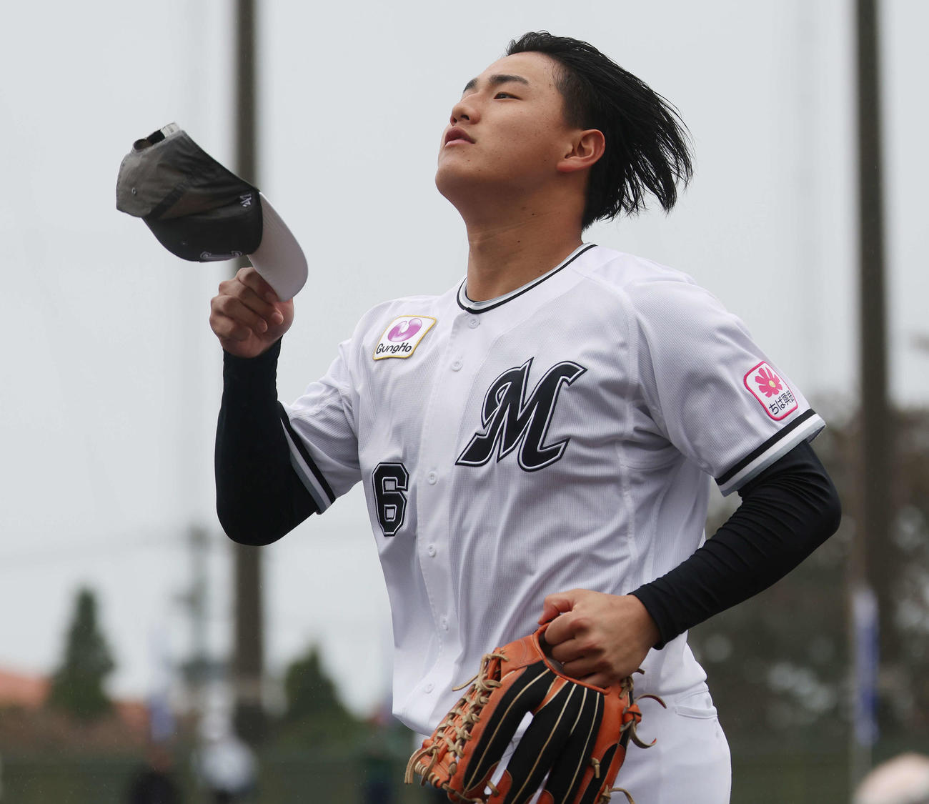 ライブBPで守備位置に向かうロッテ西川（撮影・宮地輝）
