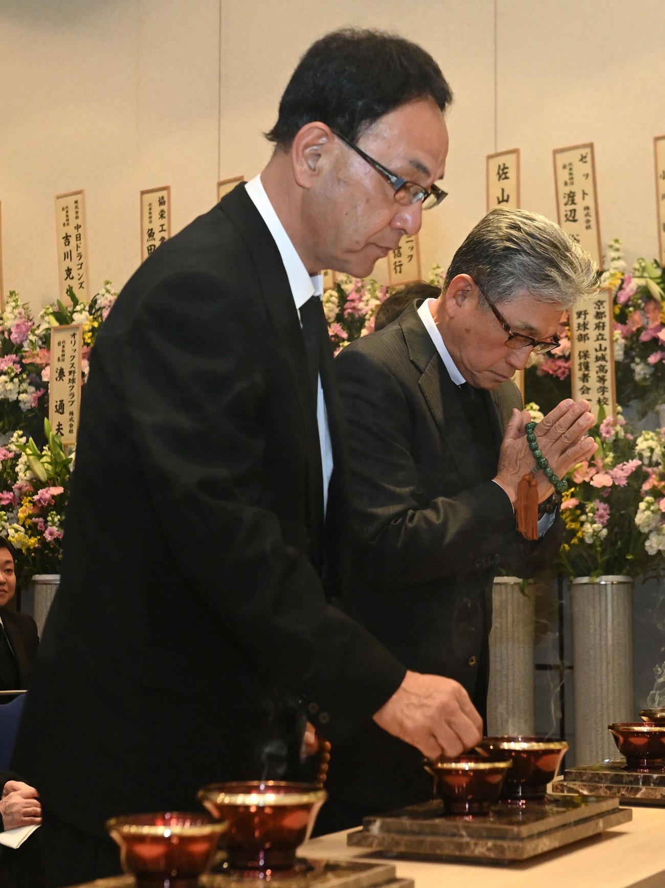 吉田義男さんの通夜を弔問した木戸克彦氏（左）と真弓明信氏（撮影・滝沢美穂子）