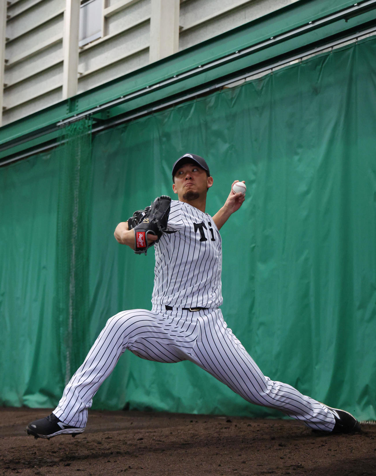ブルペンで投球練習をする伊藤将（撮影・藤尾明華）