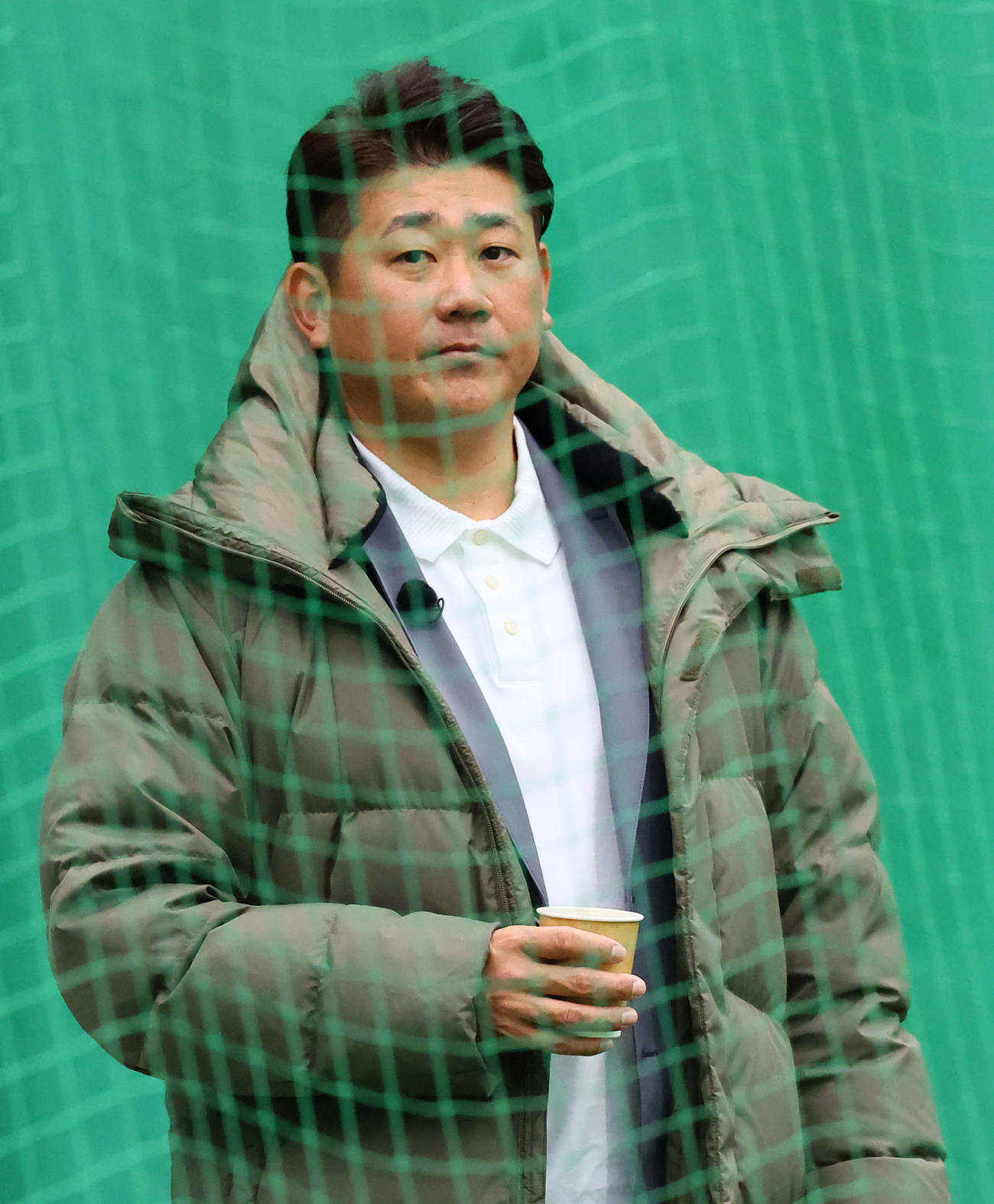 ブルペンで見学する松坂大輔氏（撮影・藤尾明華）