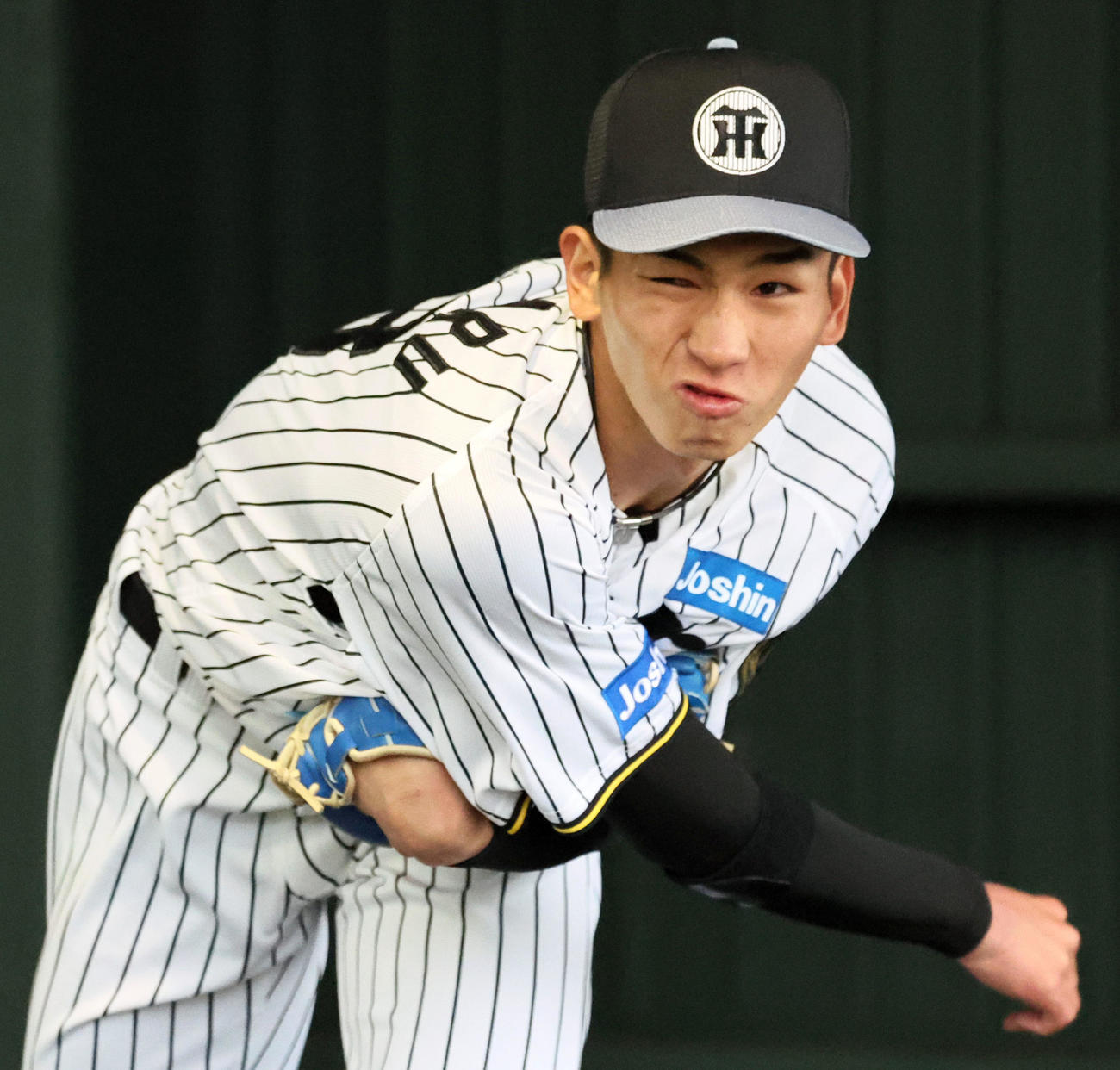 投球練習する今朝丸（撮影・加藤哉）