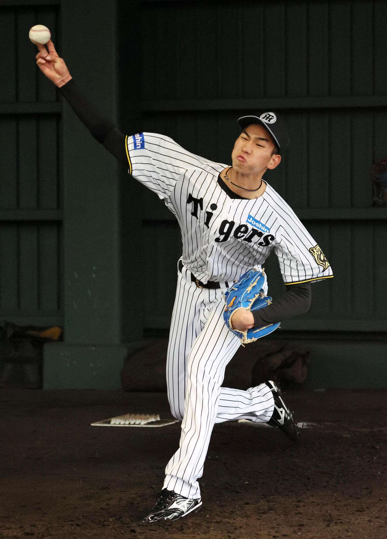 ブルペンで投球練習する今朝丸（撮影・加藤哉）