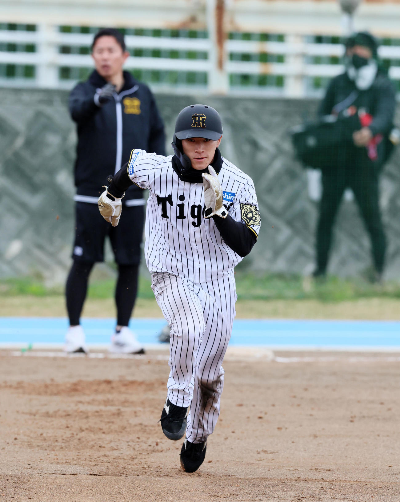 赤星臨時コーチの個別走塁練習で二塁へ駆ける福島（撮影・加藤哉）