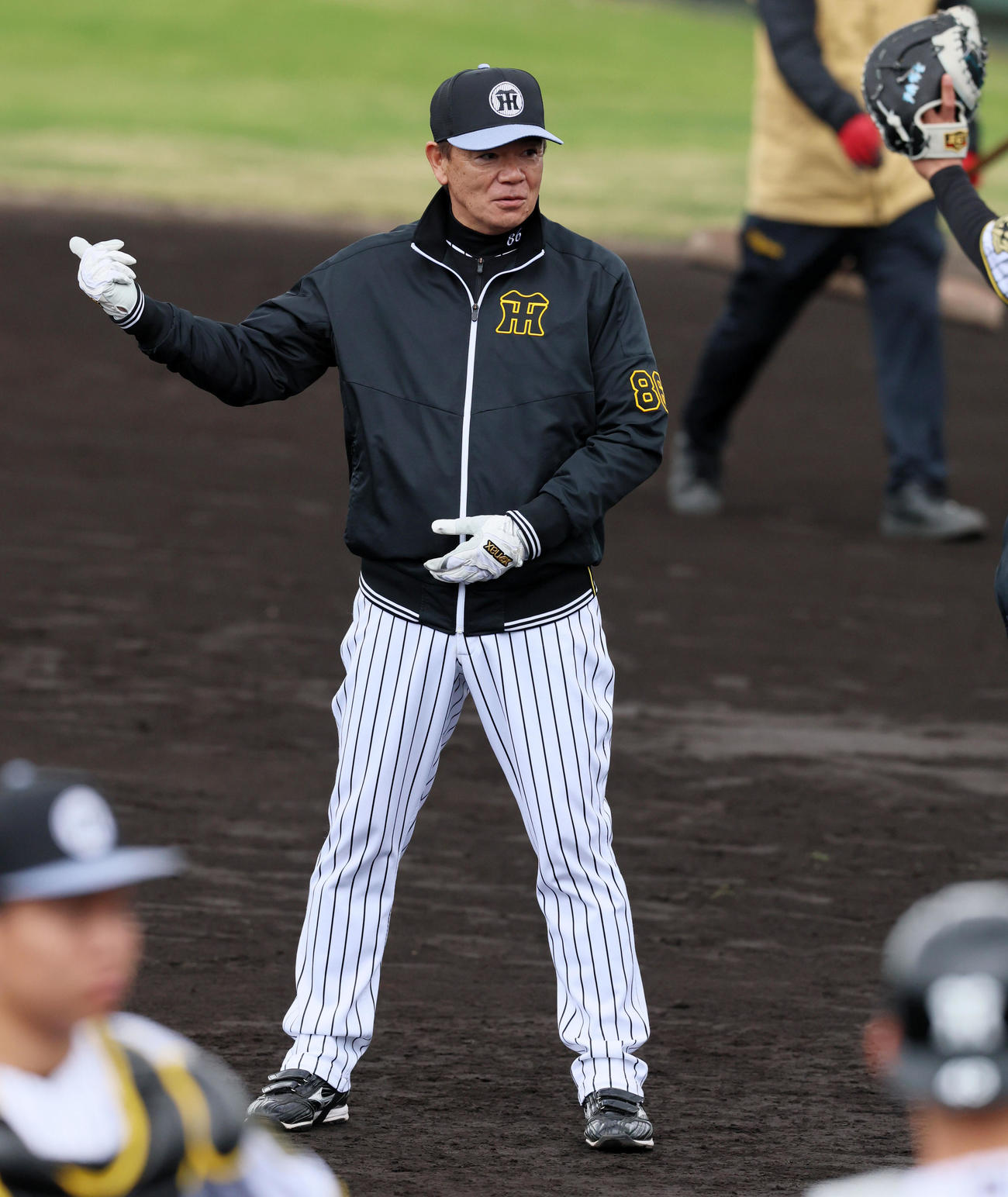 具志川球場でナインの動きを見る和田打撃巡回コーディネーター（撮影・加藤哉）