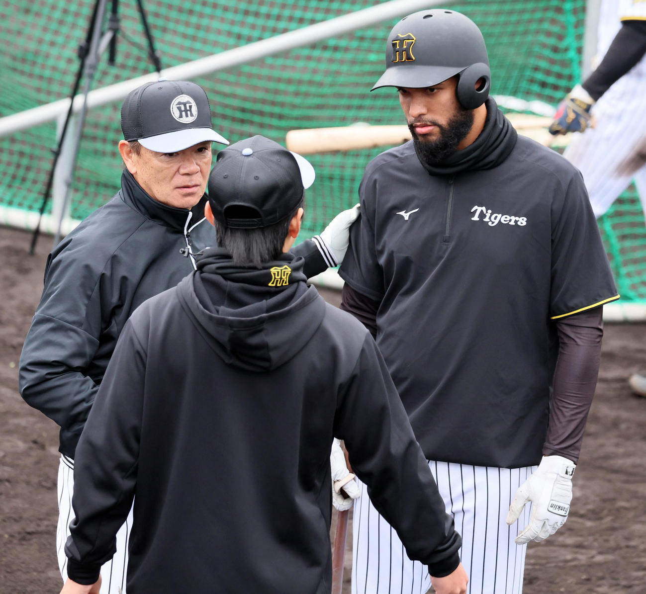 コンスエグラ（右）と話す和田打撃巡回コーディネーター（撮影・加藤哉）