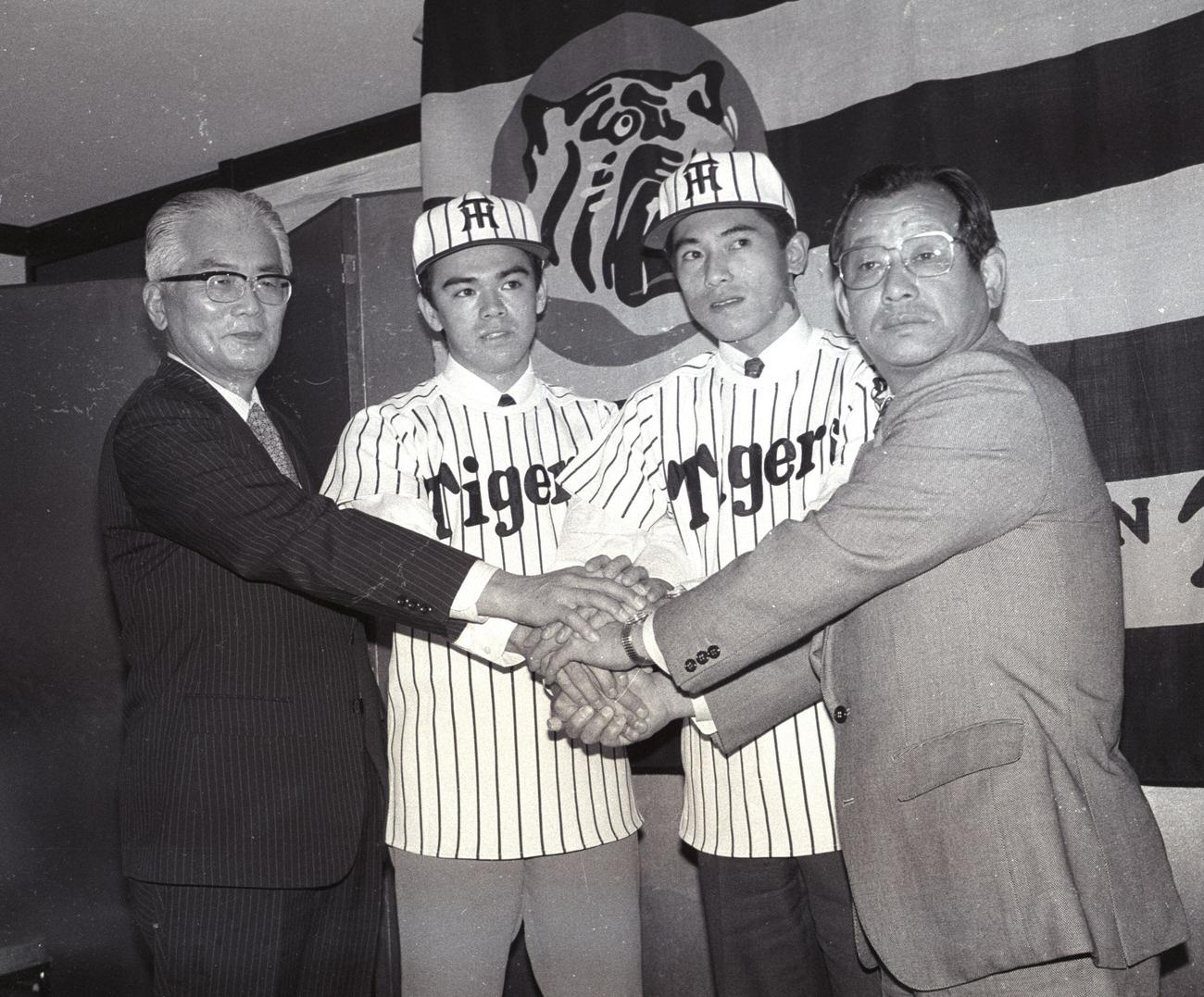84年阪神入団会見　（左2人目から）和田豊内野手、大野久外野手、吉田義男監督