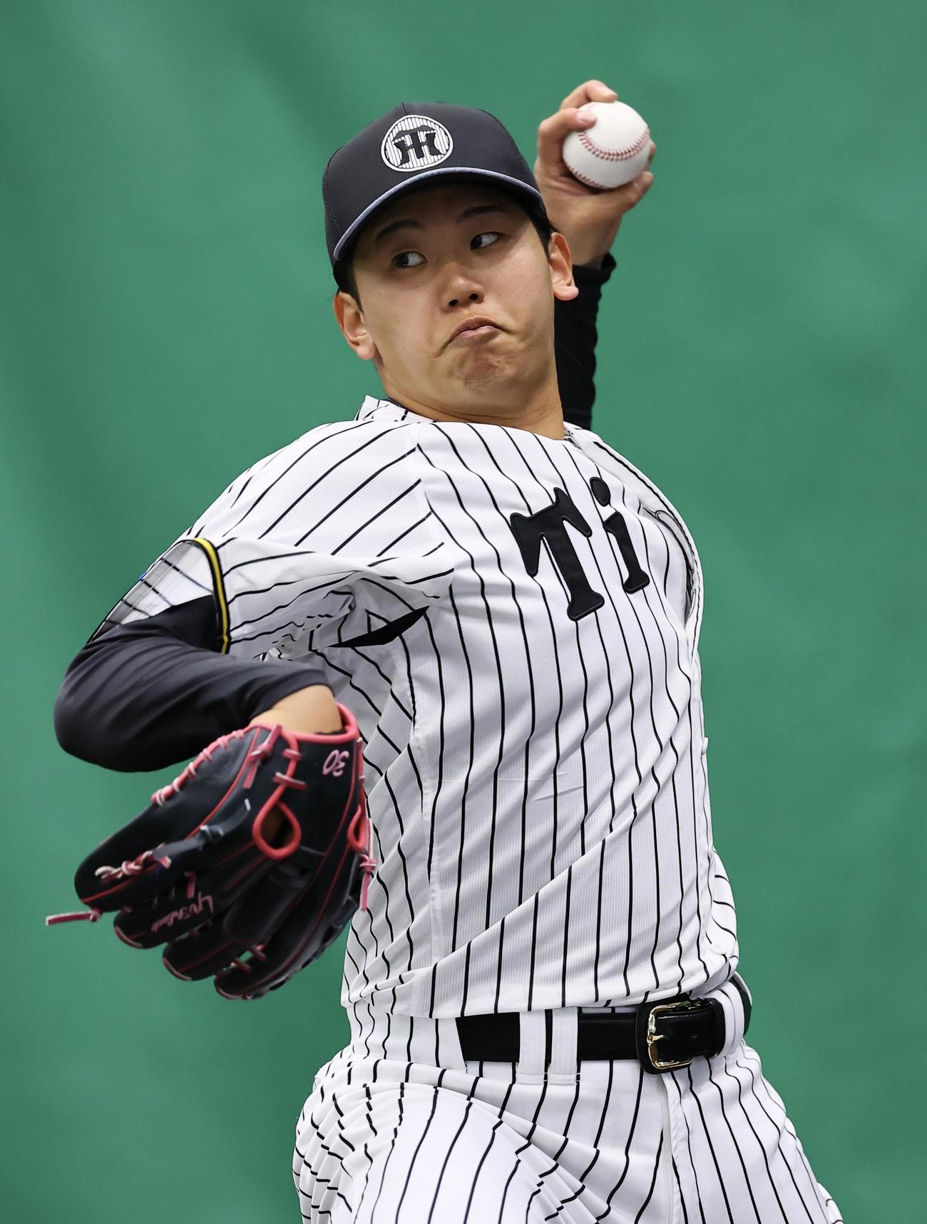 ブルペンで投球練習する門別啓人（撮影・藤尾明華）