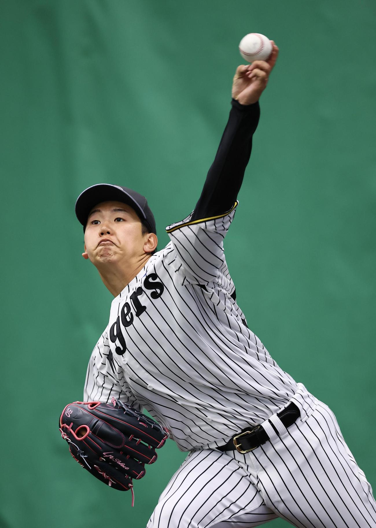 ブルペンで投球練習する門別啓人（撮影・藤尾明華）