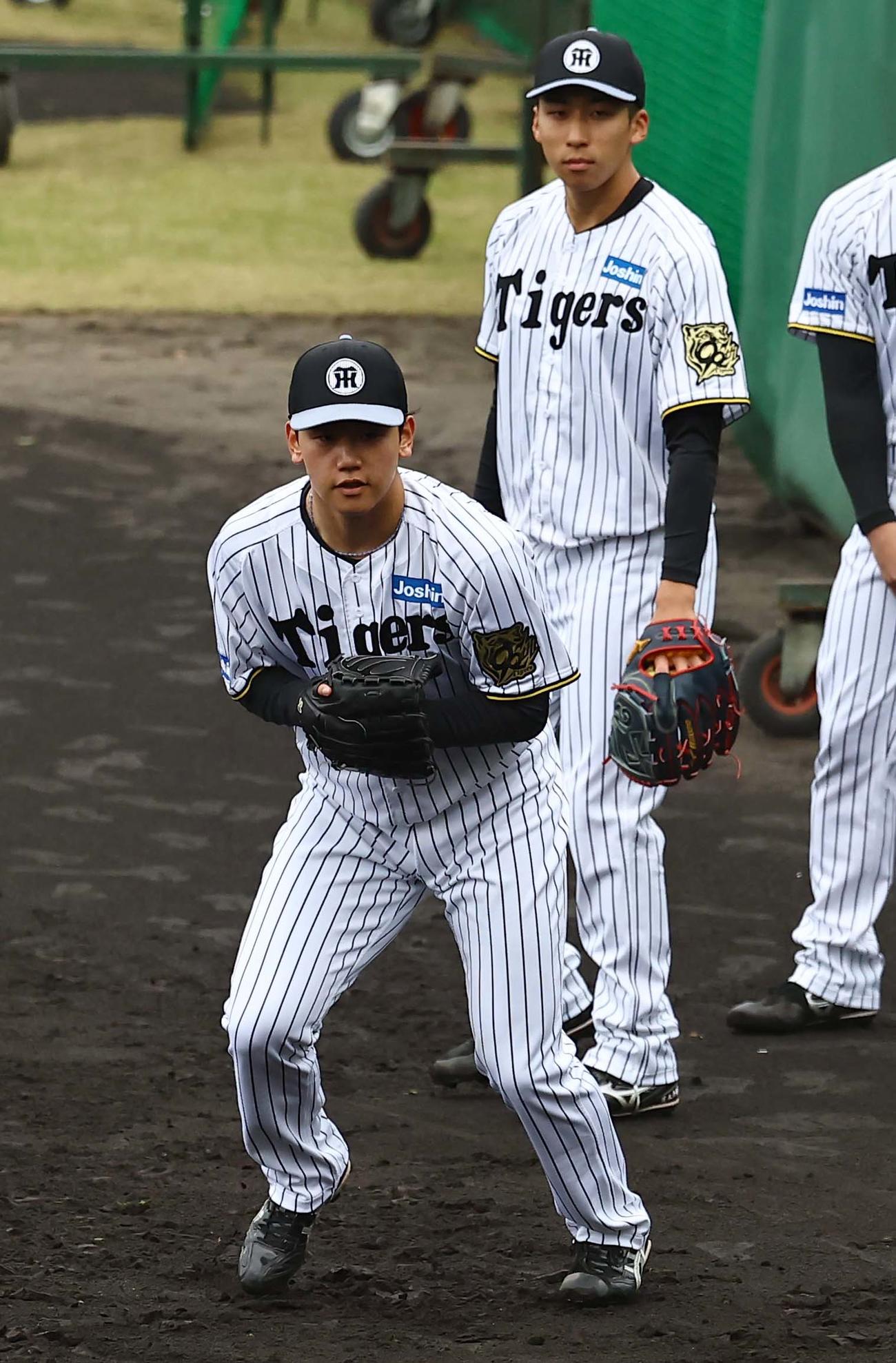 ノックを受ける門別（左）と茨木（撮影・上田博志）