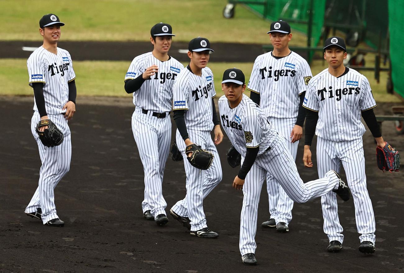 ノックを受ける、左から川原、石黒、富田、門別、及川、茨木（撮影・上田博志）