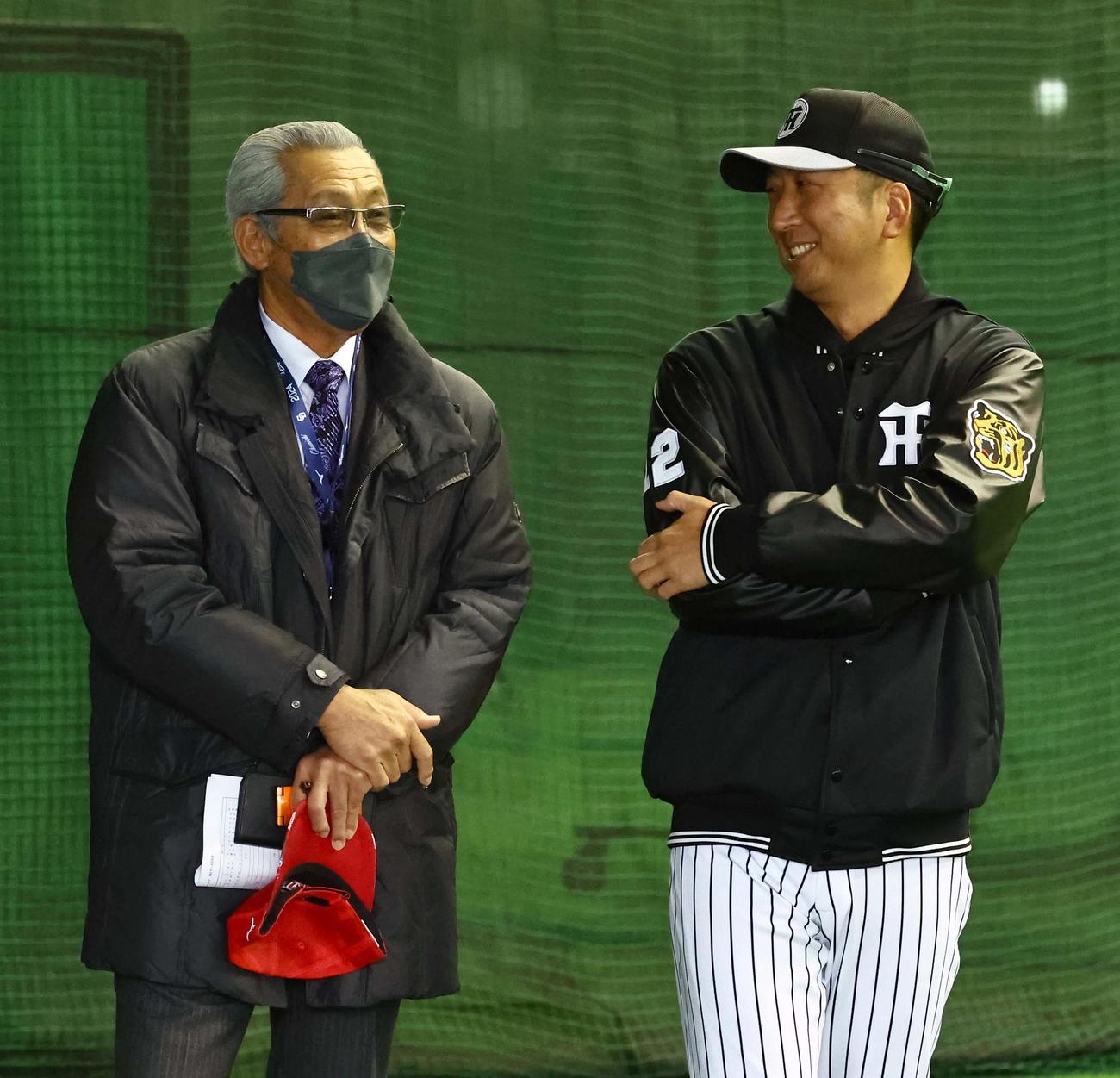元中日監督の森氏（左）と話をする藤川監督（撮影・上田博志）