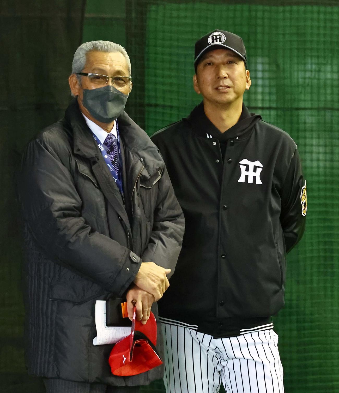 元中日監督の森氏（左）と話をする藤川監督（撮影・上田博志）