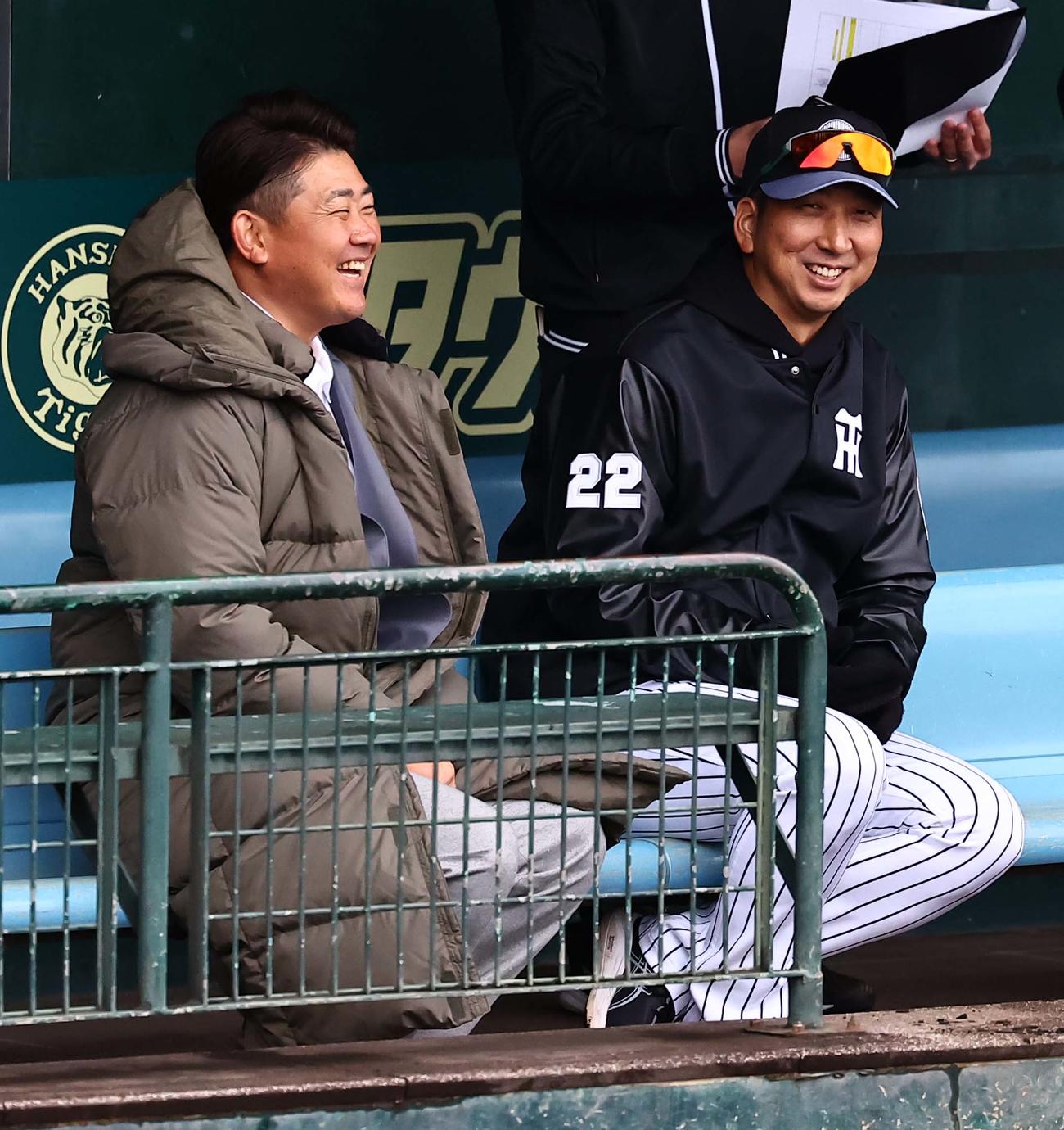 ベンチで談笑する松坂氏（左）と藤川監督（撮影・上田博志）