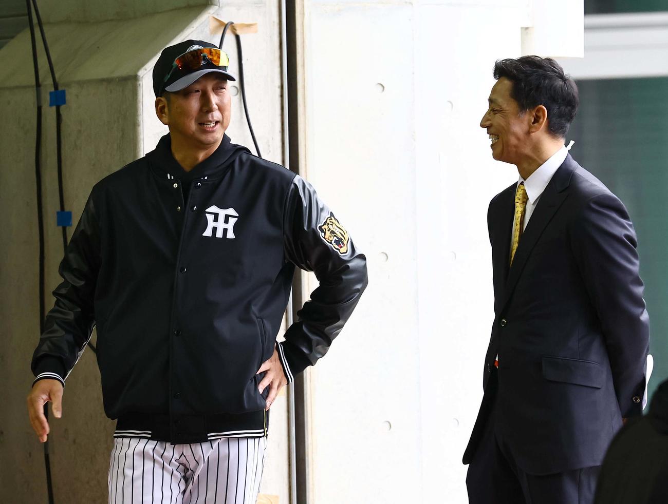 藤川監督（左）はキャンプ地を訪れた田口氏と話をする（撮影・上田博志）