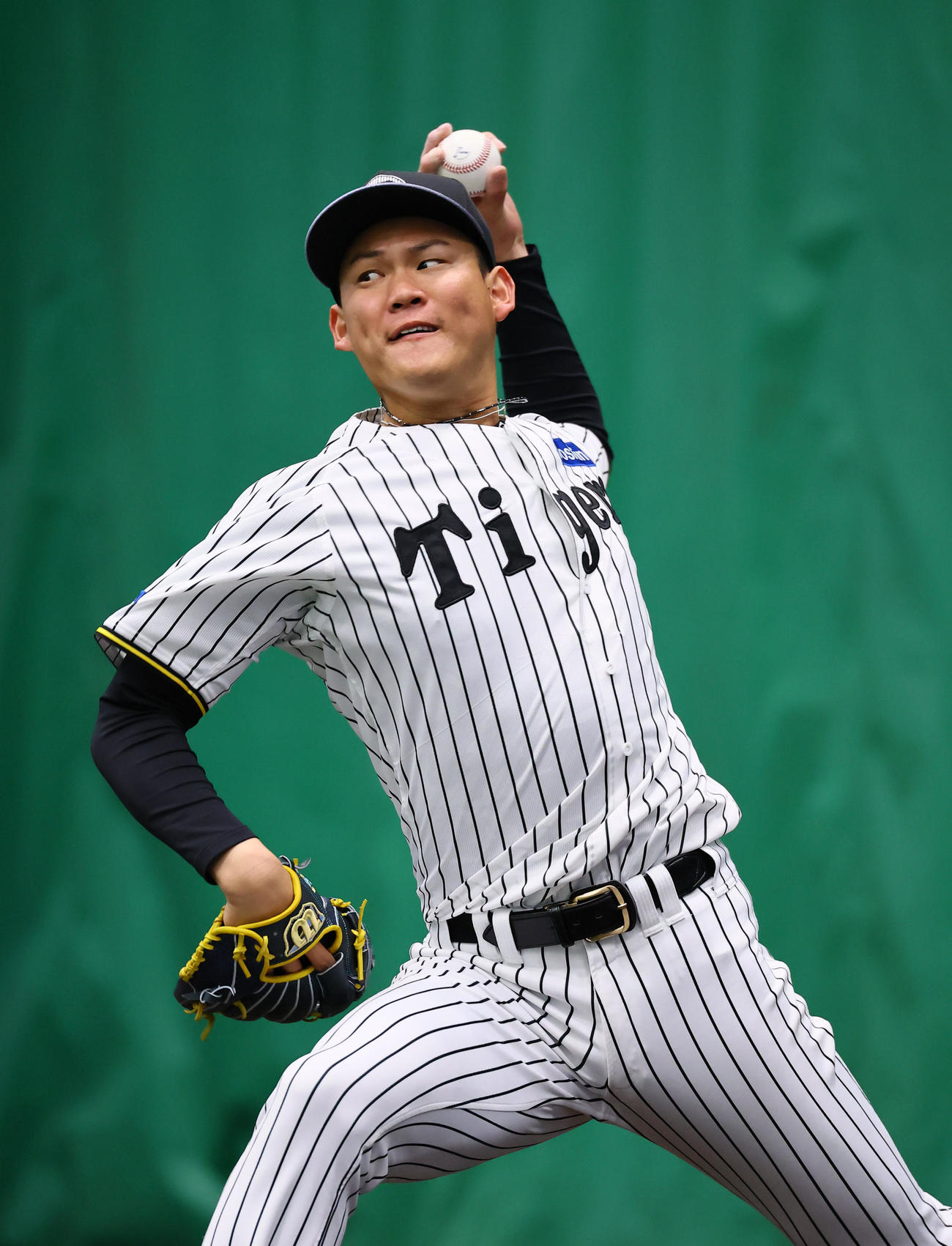ブルペンで投球練習をする及川（撮影・藤尾明華）