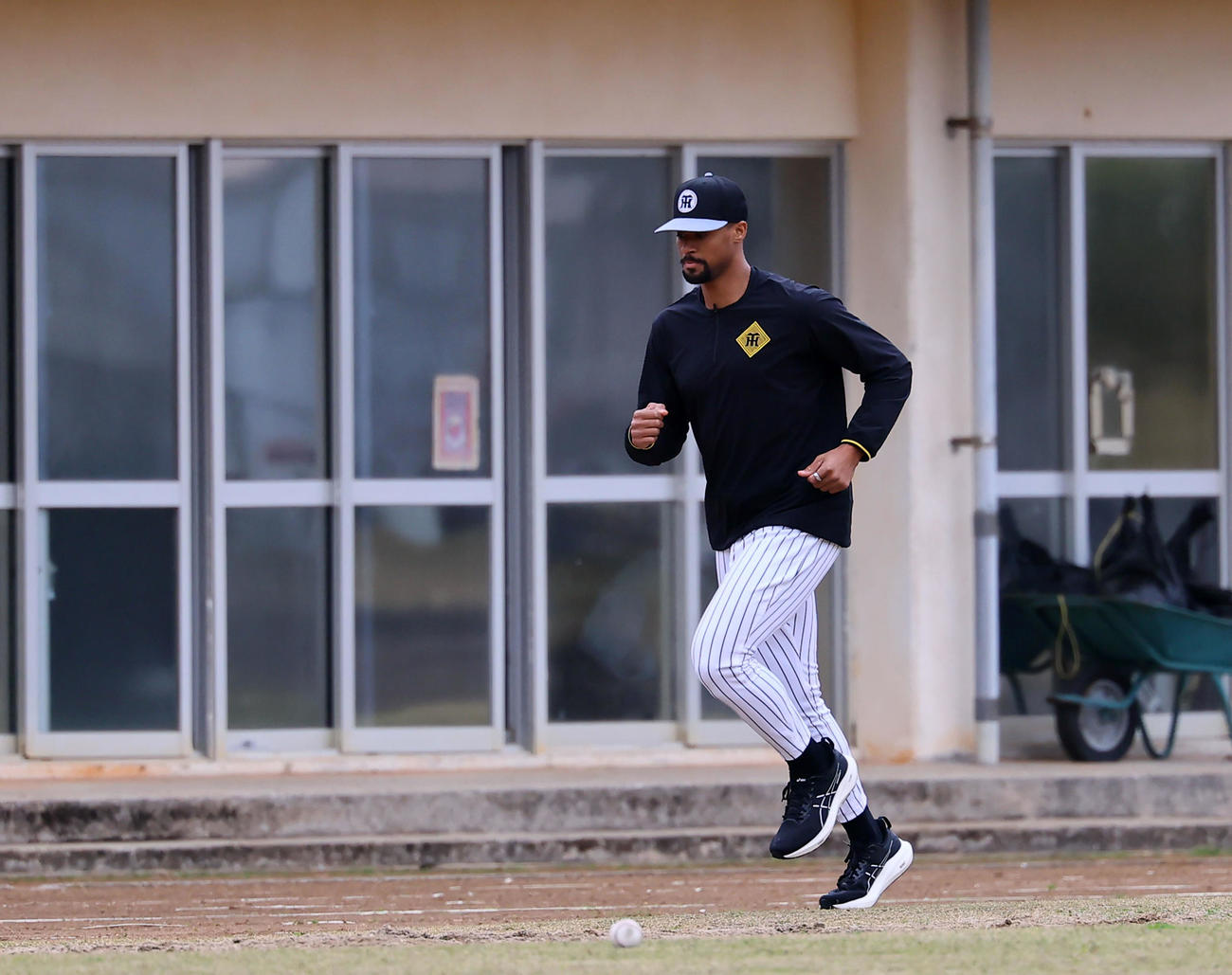 サブグラウンドをランニングするデュプランティエ（撮影・藤尾明華）