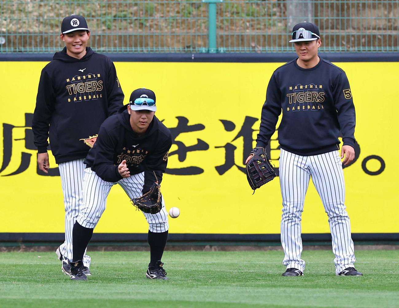 守備練習をする、左から森下、井坪、前川（撮影・上田博志）