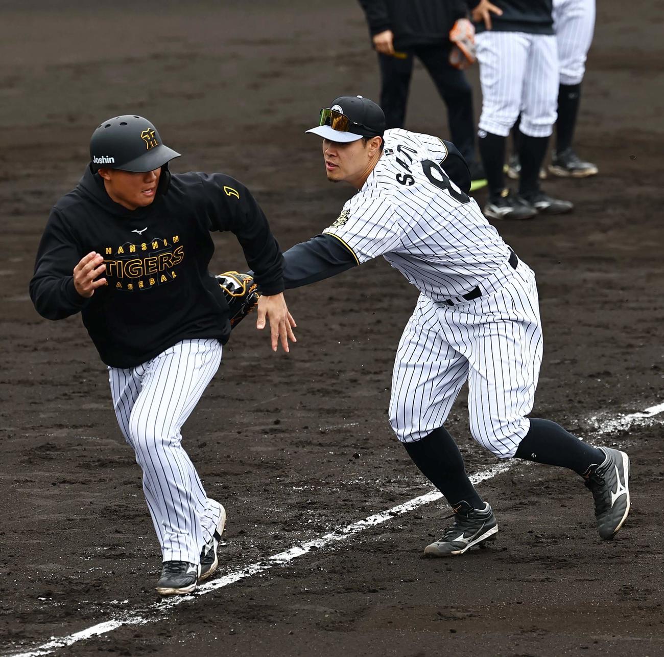 挟殺プレーの練習で逃げる森下（左）にタッチする佐藤輝（撮影・上田博志）