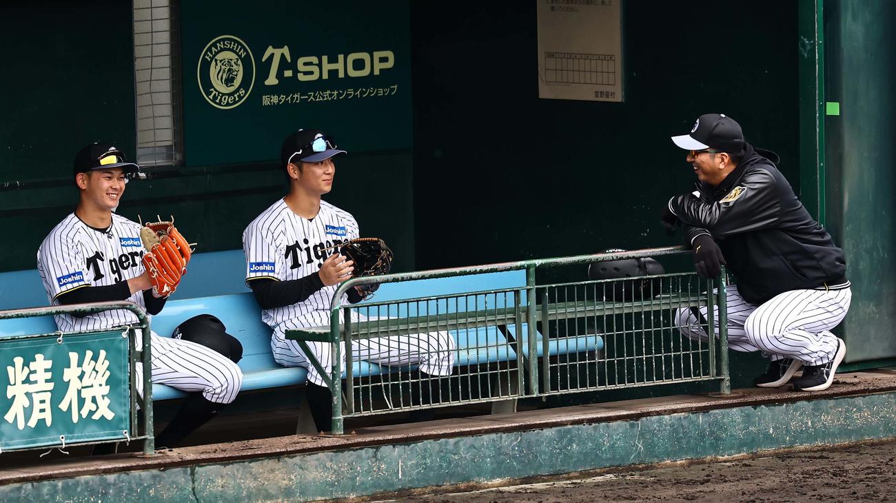 藤川監督（右）から声を掛けられ笑顔を見せる野口（左）と井坪（撮影・上田博志）