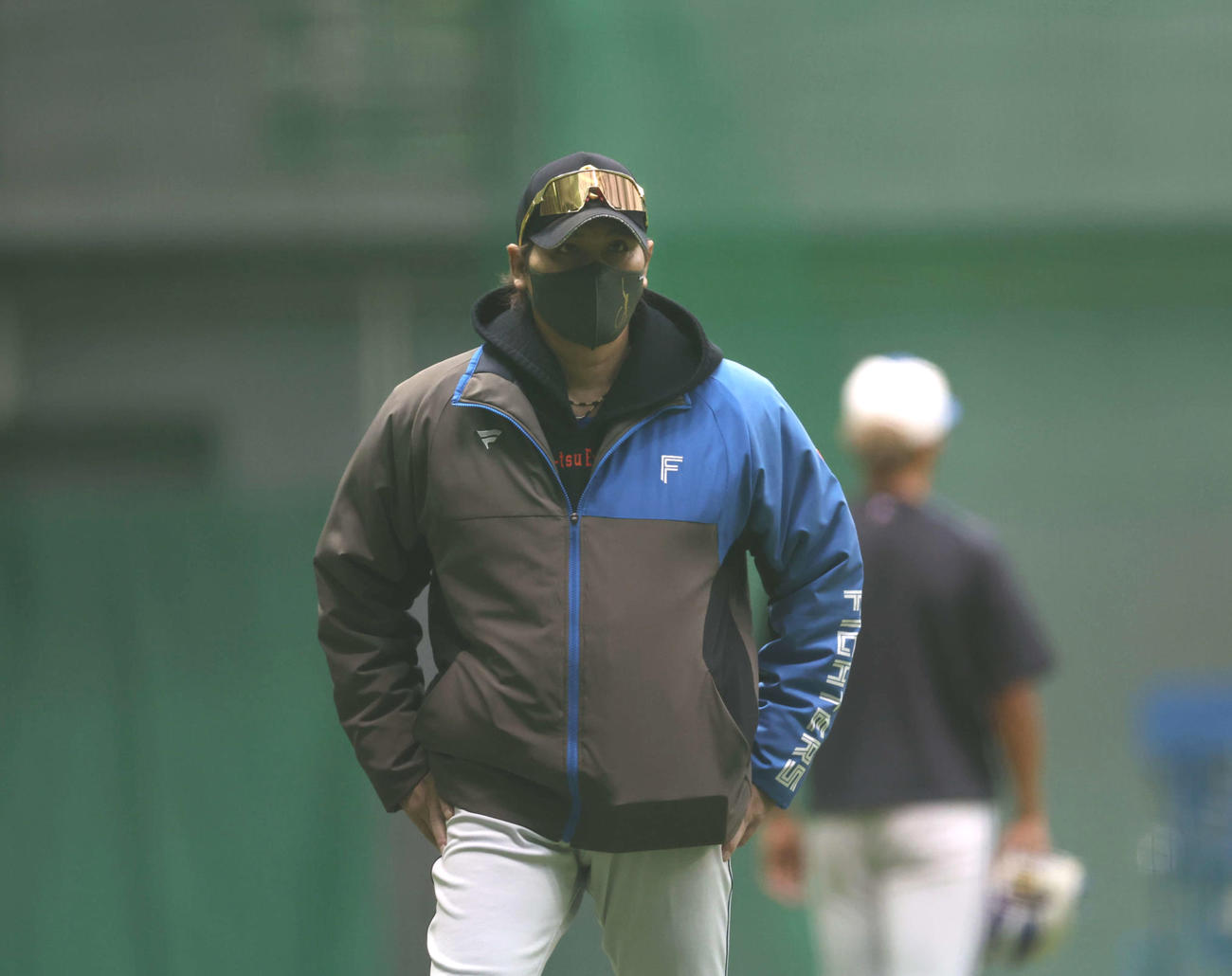 室内練習場で練習を見る日本ハム新庄監督（撮影・黒川智章）