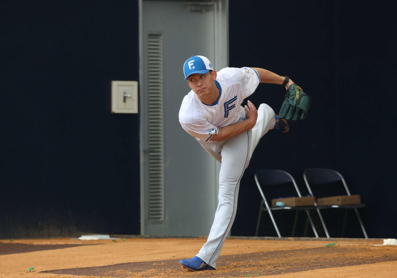 ブルペンで投球する日本ハム達（撮影・黒川智章）