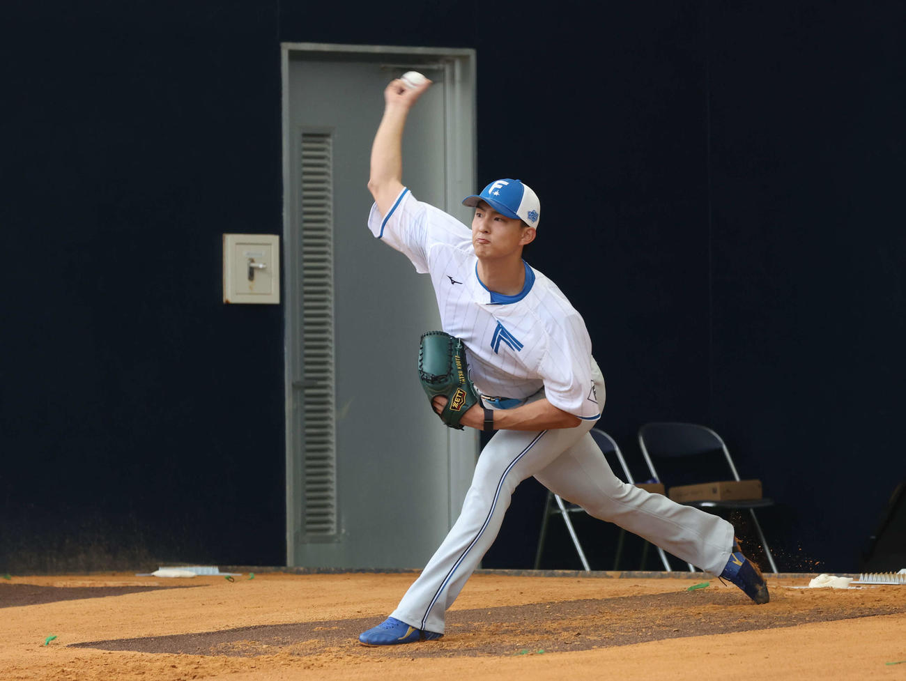 ブルペンで投球する日本ハム達（撮影・黒川智章）